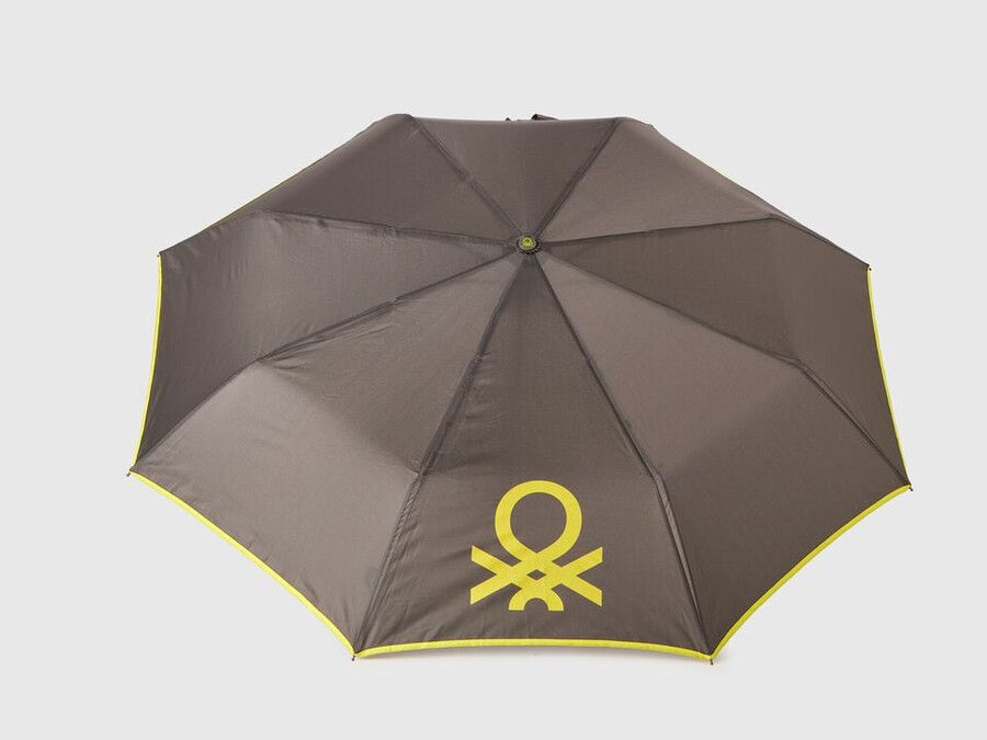 grauer regenschirm